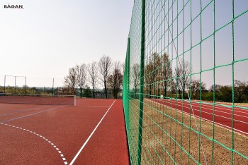 Pełne ogrodzenie kortu tenisowego z bramą i furtką